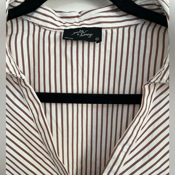 𝐁𝐮𝐧𝐝𝐥𝐞 𝐎𝐧𝐥𝐲*
 Milk & Honey Striped Wrap Top - Picture 4 of 4